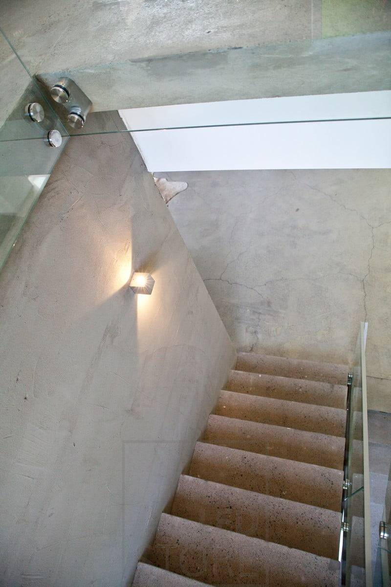 Applique murale bidirectionnelle éclairant les escaliers.